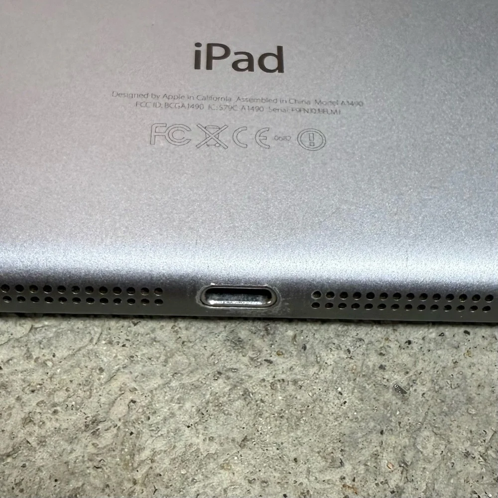Apple iPad Mini 2 For Parts Cracked Screen No Display + New Cable